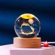 1pc USB Powered 3D Illuminated Glass Crystal Ball LED Night Light With Wooden Base, Home & Room Decor Night Lamp, Solar System, Moon, Galaxy, Saturn Pattern 3D Night Light, Indoor Desk Lamp, Back To School Or Birthday Gift For Friends And Classmates, Nursery Decor Light, Baby Shower Party Home Decor Gift - trong suốt - Xem 12