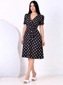 Elegant Women's Midi Dress With Polka Dot Print, Belt, Short Puff Sleeves, Boat Neckline And Crossover Hem At Knee Height. - 黑色波點 - 查看 2