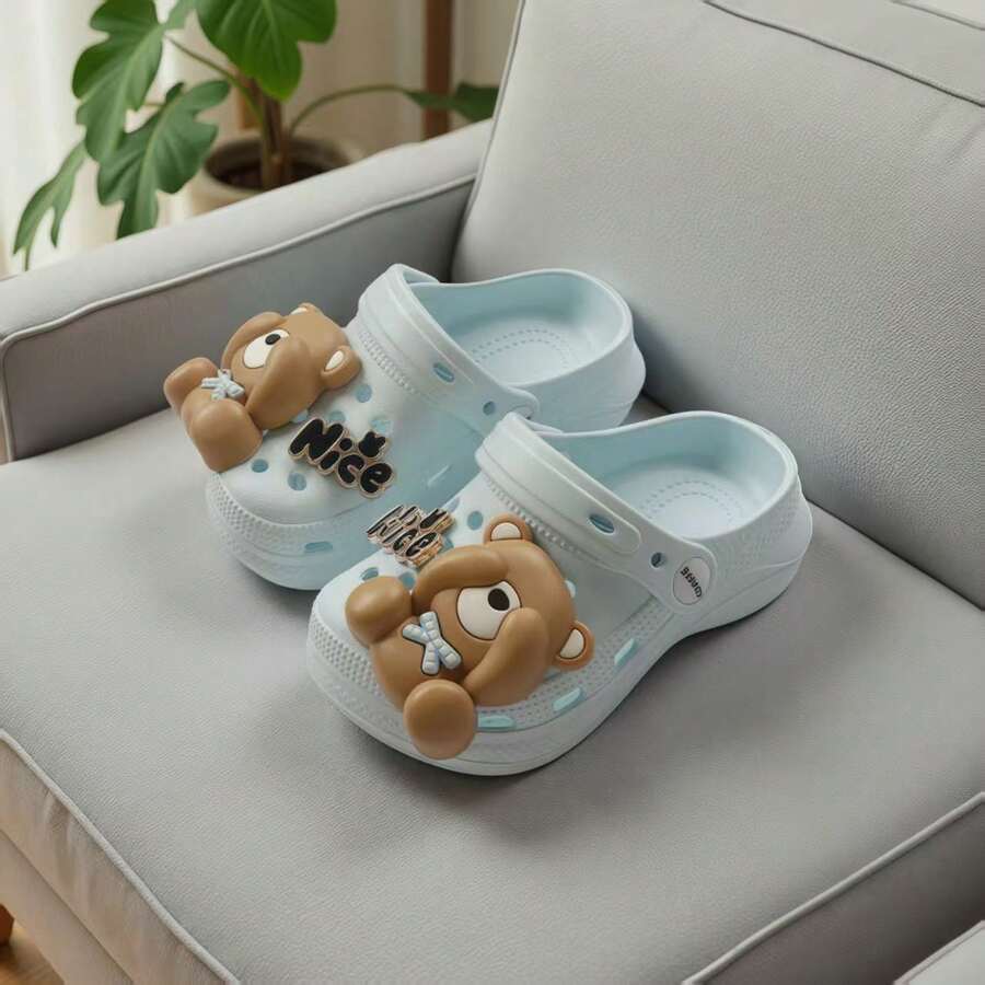 A Pair Of Comfortable, Soft-Soled, High-Density EVA Children's Slippers With A Bear Decoration And A Thick Sole, Suitable For Children's Outdoor Leisure Activities And As Sandals For Girls. The Slippers Feature A Detachable Bear Decoration And Can Be Worn By Both Boys And Girls. Ideal For Beach And Various Outdoor Activities. - 淺藍色 - 查看 1