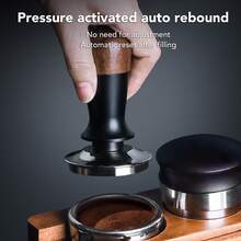 51 mm / 2,01 tum fjäderbelastad kaffestamper i rostfritt stål med valnötshandtag - Precisionskaffepressverktyg för perfekt espressoutvinning - Slitstark kaffepulverpresshammare, kaffeservice Kaffetillbehör - 51 mm / 2,01 tum - Visa 4