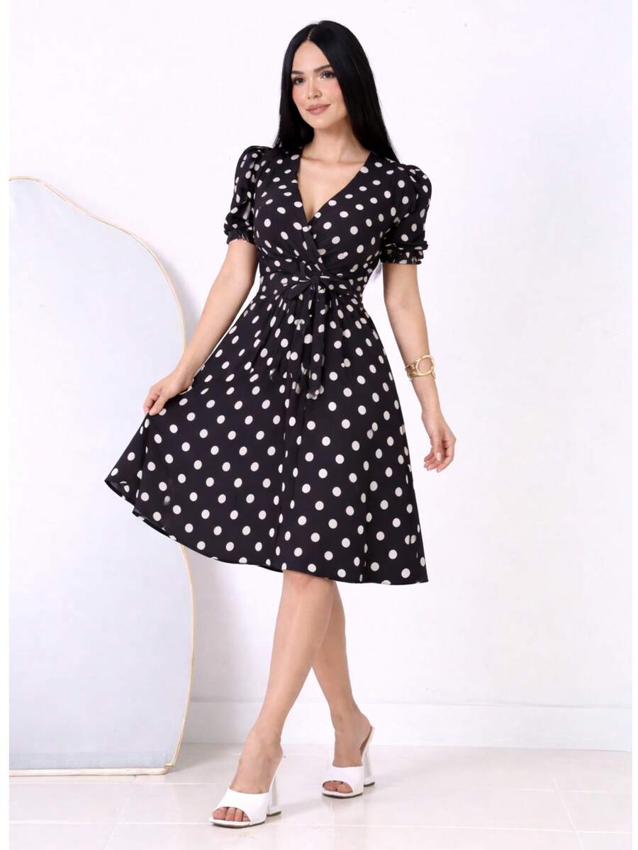 Elegant Women's Midi Dress With Polka Dot Print, Belt, Short Puff Sleeves, Boat Neckline And Crossover Hem At Knee Height. - 黑色波點 - 查看 1