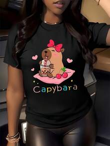 Capibara adorable bebiendo té con perlas sobre un cojín rosa rodeada de corazones y cerezas simboliza relajación alegría y ternura camiseta de mujer casual cómoda 220g suaves colores - Negro - Ver 8