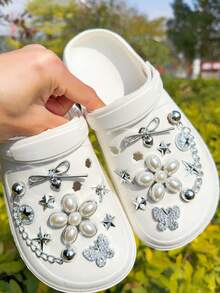 18 piezas Juego de decoración de zapatos DIY, Adornos florales de perlas vintage para zapatos, Accesorios desmontables con cadena de mariposa y estrella, Adecuado para zuecos, sandalias, pantuflas, regalo de fiesta DIY - Plateado - Ver 2