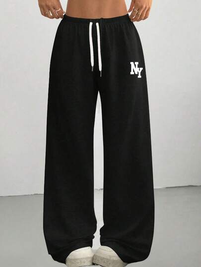 女士黑色宽松长裤，饰有撞色 NY 字母印花，抽绳腰带，修身显瘦，适合日常、通勤和周末穿着。