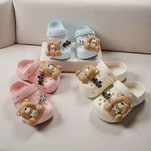 A Pair Of Comfortable, Soft-Soled, High-Density EVA Children's Slippers With A Bear Decoration And A Thick Sole, Suitable For Children's Outdoor Leisure Activities And As Sandals For Girls. The Slippers Feature A Detachable Bear Decoration And Can Be Worn By Both Boys And Girls. Ideal For Beach And Various Outdoor Activities. - 淺藍色 - 查看 2