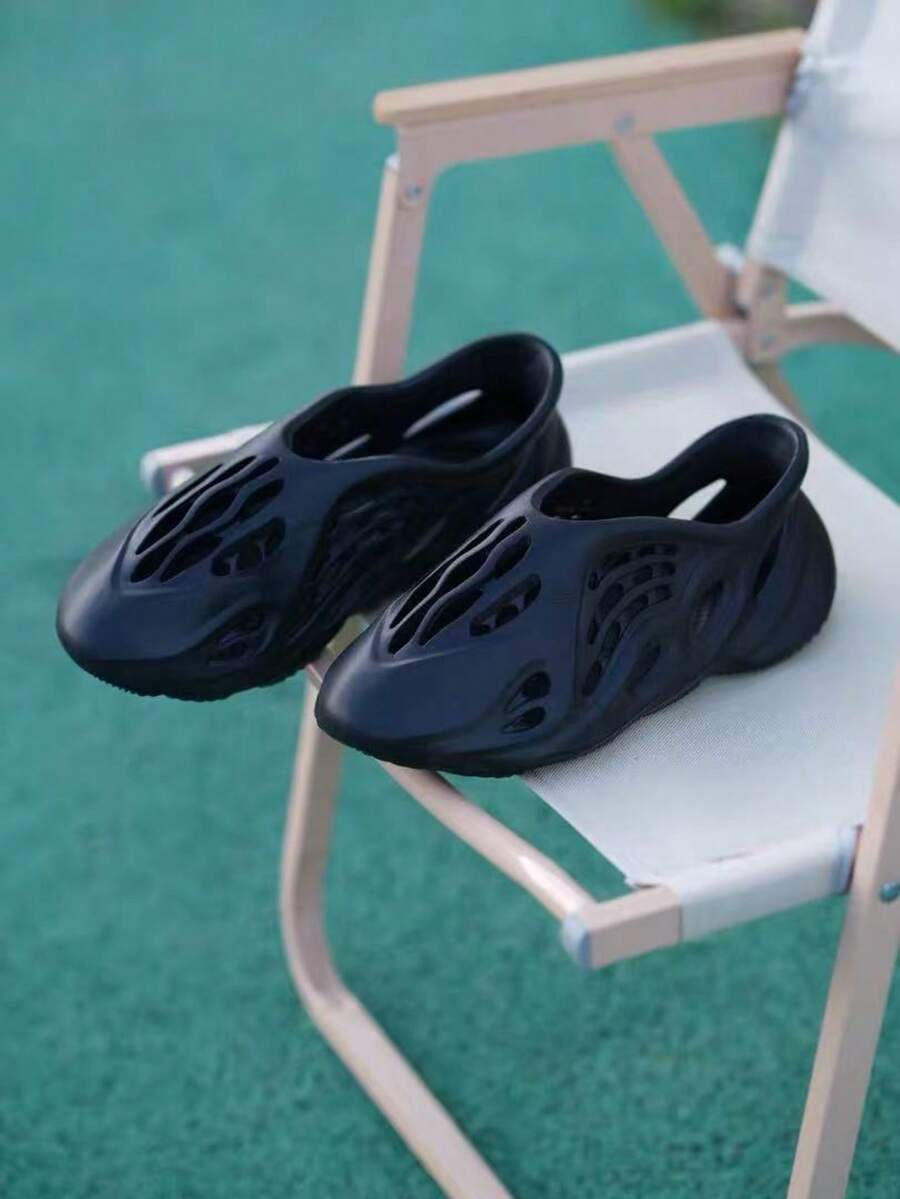 Women Casual Beach Shoes Foam Runners Shoes For Man EVA Lightweight Hole Shoes Breathable Non-Slip Fashion Sports Sandals Sport Sneskers For Women Beach Dating Couple Shoes - màu đen - Xem 1
