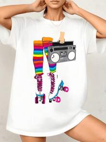 Patrón colorido que evoca la energía retro con piernas en patines y calcetas arcoíris junto a un radiocasete símbolo de libertad juvenil y nostalgia vibrante camiseta de mujer cómoda 220g casual moderna - Blanco - Ver 8