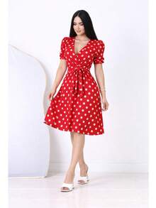 Midi Dress With A Red Polka Dot Print, Boat Neckline, Puff Sleeves, Belt Detail, And Knee-Length Hem For An Elegant Look. - 紅色波點 - 查看 3