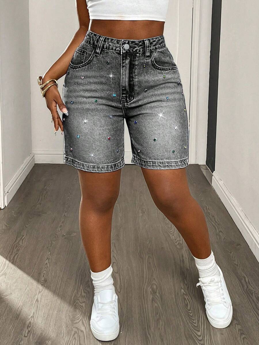 Quần short denim mài kiểu cổ điển đính đá lấp lánh, thích hợp cho kỳ nghỉ hè, phong cách thường ngày.