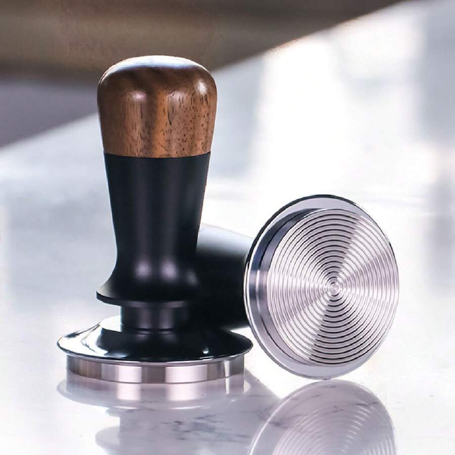 51 mm / 2,01 tum fjäderbelastad kaffestamper i rostfritt stål med valnötshandtag - Precisionskaffepressverktyg för perfekt espressoutvinning - Slitstark kaffepulverpresshammare, kaffeservice Kaffetillbehör - 51 mm / 2,01 tum - Visa 1