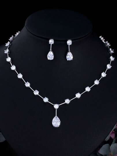 一套女士简约风格配饰，圆形水滴形立方氧化锆水晶吊坠耳环和项链，镀银立方氧化锆新娘首饰套装，适合婚礼新娘、伴娘、订婚派对、舞会，也是送给女士和女友的礼物。