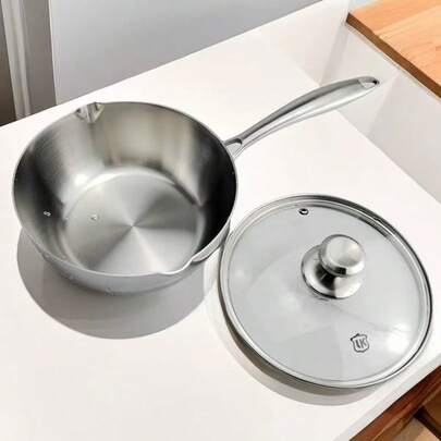 304不锈钢不粘锅，适用于煎、炒、煮等多种烹饪方式。三层钢结构，物理不粘，易于清洁，兼容电磁炉和燃气灶。