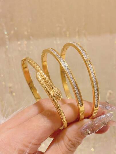 3/1 Stück goldenes Schmuckset, zurückhaltender Luxus und elegantes Edelstahl Armband, perfekt für Dates, lebhafte Partys, tägliche Routinen und als Geschenk, mit einer Mischung aus schlangen-inspirierter Formgebung und linearen eingelegten Details, Scharnier-Design für sicheren Sitz