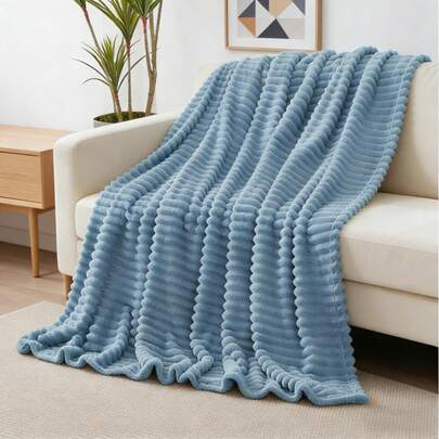 Eine superweiche, gestreifte Kuscheldecke in zwei Farben. Diese einlagige, doppelseitige Decke aus Milchfleece eignet sich perfekt für ein Nickerchen, fürs Sofa, fürs Büro oder für den Urlaub. Sie ist leicht zu verstauen und ein tolles Geschenk für Feiertage, Hochzeiten und Ostern.