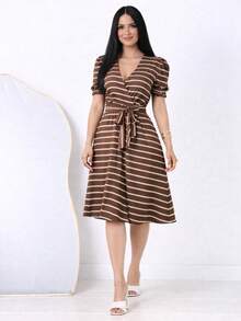 Elegant Women's Midi Dress With Striped Print, Wrap Style, Short Puff Sleeves With Belt, And Boat Neckline. - 棕色條紋 - 查看 3