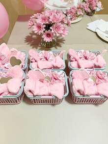 24 Stück/4 Sets SPA Party Set, beinhaltet 4 herzförmige Spiegel, 4 rosa Stirnbänder, 4 Satinhaarschleifen, 4 Kämme, 4 Schlafmasken und 4 kleine Körbe. Geeignet für Damenpartys, Muttertag, Feiertagsgeschenke, Übernachtungsparty Zubehör - Rosa Set - Übersicht 4