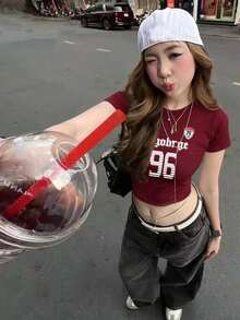 女士街头风露脐T恤，简约字母印花，修身酒红色夏季休闲上衣 - 酒紅色 - 查看 1