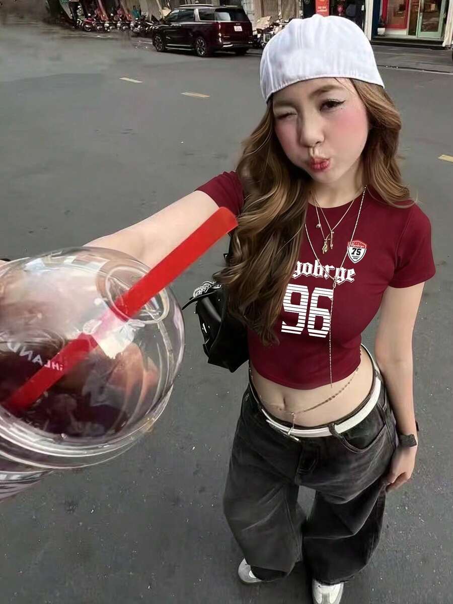 女士街头风露脐T恤，简约字母印花，修身酒红色夏季休闲上衣 - 酒紅色 - 查看 1