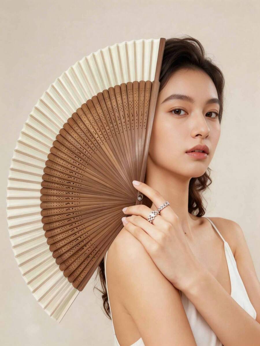 適合作禮送的 4 選款短柄綠杏白摺扇，純色中式旗袍秀場舞扇，高品質竹製摺扇，新中式摺扇，中式古風小巧扇骨，復古鏤空夏季摺扇，古風仙氣，新中式古風摺扇，女士便攜國風漢服旗袍舞秀場服飾扇，夏季摺扇，中式風格