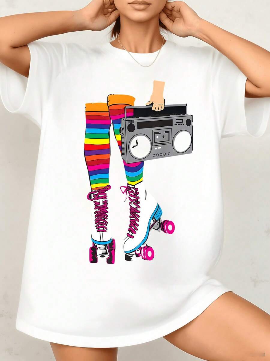 Patrón colorido que evoca la energía retro con piernas en patines y calcetas arcoíris junto a un radiocasete símbolo de libertad juvenil y nostalgia vibrante camiseta de mujer cómoda 220g casual moderna - Blanco - Ver 1