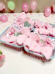 24 Stück/4 Sets SPA Party Set, beinhaltet 4 herzförmige Spiegel, 4 rosa Stirnbänder, 4 Satinhaarschleifen, 4 Kämme, 4 Schlafmasken und 4 kleine Körbe. Geeignet für Damenpartys, Muttertag, Feiertagsgeschenke, Übernachtungsparty Zubehör - Rosa Set - Übersicht 5