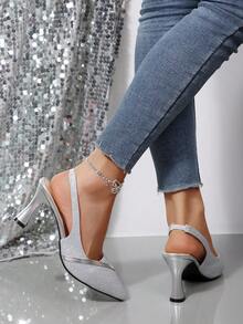 Sapatos de salto alto com bico fino e tira no tornozelo para mulher, verão 2026, material brilhante, sapatos de salto agulha, sandálias versáteis com recorte e bico aberto, disponíveis em dourado, prateado e preto, sola macia e antiderrapante confortável, elegantes para vestido de festa, sapatos de bico fino com uma tira, design minimalista e chique versátil, adequados para deslocações diárias e reuniões - Prata - Ver 5