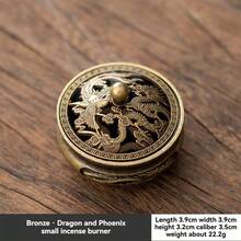 Incensário em liga de zinco com 4 cm de diâmetro x 3 cm de altura, em formato de dragão e fênix, com tampa artesanal vazada e entalhada com padrões auspiciosos. Ideal para incensos em varetas ou cones. Elegante peça de decoração para escritório, sala de chá ou mesa de trabalho. - Multicolorido - Ver 12