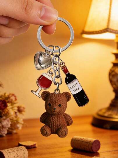 1个泰迪熊钥匙扣包挂件，可爱又别致的包包钥匙配饰！这款挂件包含针织泰迪熊、酒瓶和酒杯吊坠以及闪亮爱心吊坠，采用迷你树脂材质，时尚百搭，可作为女士钥匙扣、家庭钥匙链、包包装饰、耳机挂件、手机壳挂件、汽车钥匙扣、包包挂件，也可用于钱包/背包/笔记本装饰和钥匙链，是节日礼物和生日礼物的理想之选。