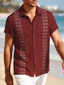 Camisa de manga corta con patrón geométrico burdeos casual para hombres, combinada con pantalones blancos, conjunto práctico de primavera/verano para múltiples ocasiones - Rojo - Ver 10