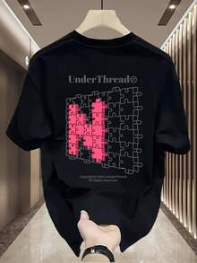 Camiseta de hombre para el verano, cuello redondo y manga corta, ideal para uso diario, citas, ocio y deporte.Esencial de moda Camiseta de algodón negra con la palabra "UnderThread" y el patrón del rompecabezas "H" rosa en la espalda - Negro - Ver 1