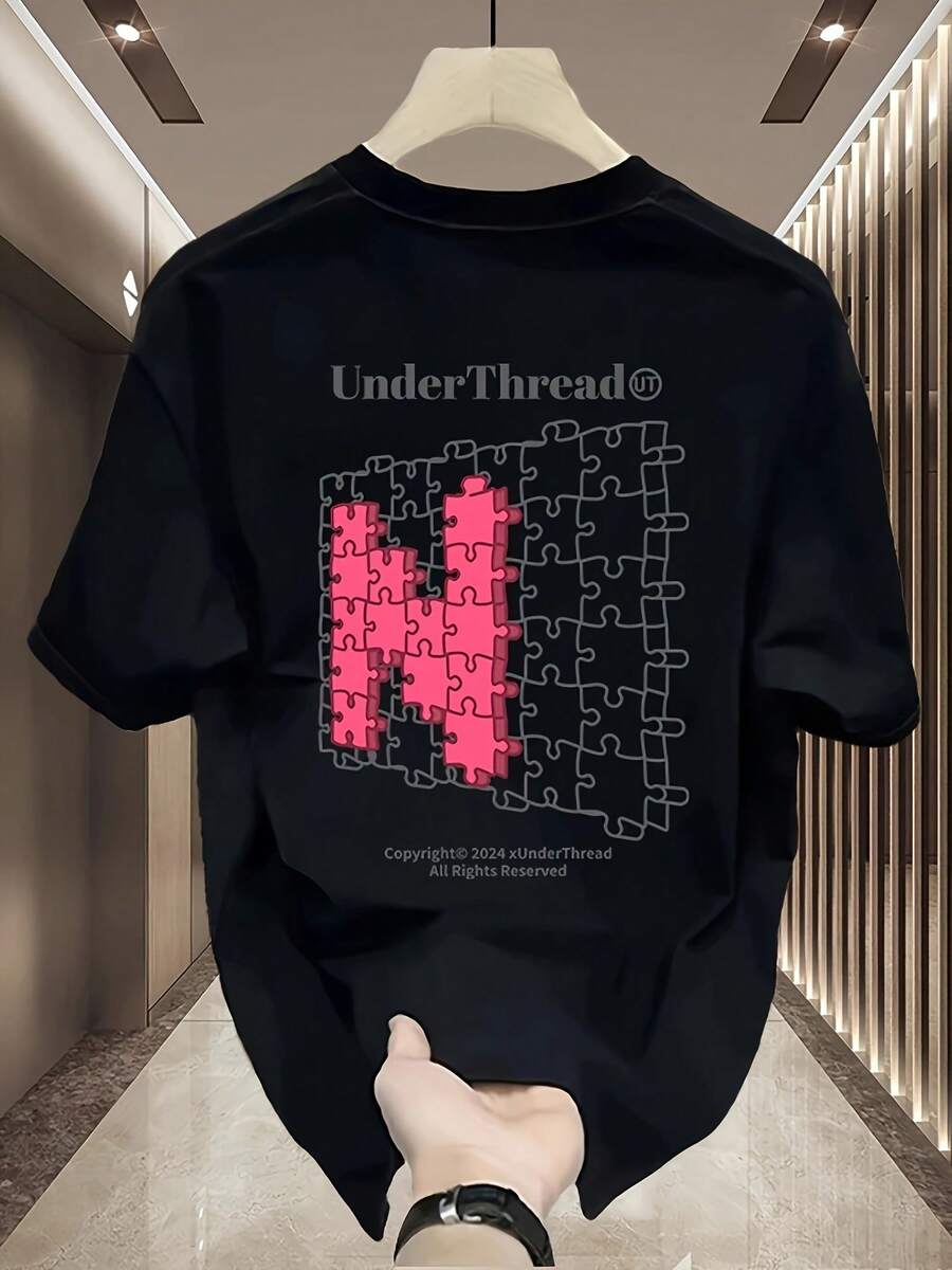 Camiseta de hombre para el verano, cuello redondo y manga corta, ideal para uso diario, citas, ocio y deporte.Esencial de moda Camiseta de algodón negra con la palabra "UnderThread" y el patrón del rompecabezas "H" rosa en la espalda - Negro - Ver 1