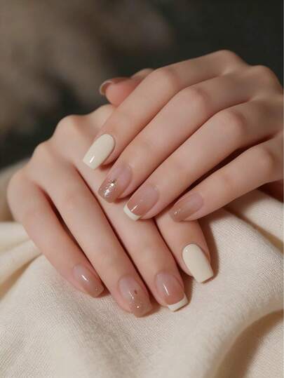 24片白色边缘的短款棺材形美甲贴片，法式亚克力美甲贴片，粉色渐变银色闪粉设计，按压式美甲贴片，包含1片果冻胶和1个指甲锉，适合派对、活动和日常佩戴。适合女性和女孩。包含美甲工具。可塑形美甲套装