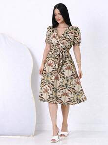 Elegant Women's Midi Dress With A V-Neck, Belt, And A-Line Silhouette, In Printed Fabric. - 米色圖案 - 查看 5