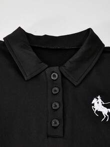 夏季新款青少年女孩學院風 Polo 連身裙，純黑色翻領配 3 顆鈕扣，短袖，收腰設計，百褶 A 字裙襬，胸前白色馬刺繡，彈性透氣，簡約百搭休閒公主風，適合校園、通勤與運動 - 黑色 - 查看 7