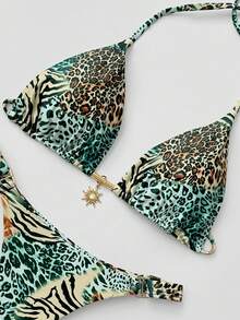 Bộ bikini đi biển nữ 2026, kiểu buộc dây cổ sau hở lưng, thiết kế họa tiết da báo bất đối xứng, trang trí mặt dây chuyền hình mặt trời bằng kim loại, bikini hai mảnh thanh lịch phù hợp cho kỳ nghỉ hè ở bãi biển và tiệc bãi biển. - màu xanh lá - Xem 4