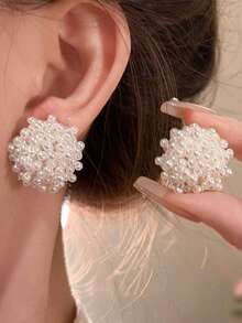 一对白色优雅小众奢华仿珍珠花朵耳环，时尚高贵，适合女性日常、节日和派对佩戴。 - 花 - 查看 2