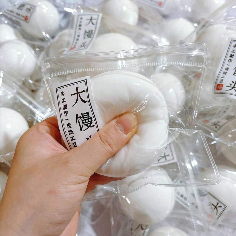 1个全新柔软蓬松可捏面包玩具，减压挤压玩具