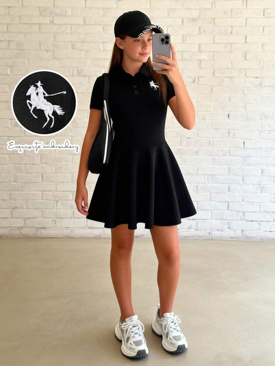 夏季新款青少年女孩學院風 Polo 連身裙，純黑色翻領配 3 顆鈕扣，短袖，收腰設計，百褶 A 字裙襬，胸前白色馬刺繡，彈性透氣，簡約百搭休閒公主風，適合校園、通勤與運動
