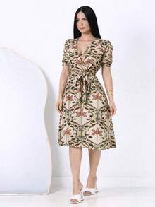 Elegant Women's Midi Dress With A V-Neck, Belt, And A-Line Silhouette, In Printed Fabric. - 米色圖案 - 查看 2