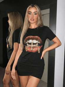 Camiseta de mujer de manga corta, cuello redondo, longitud estándar, de poliéster con estampado brillante de labios en color negro - Negro - Ver 2