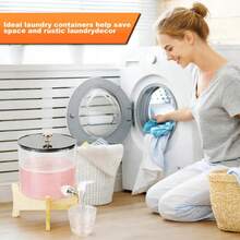 Dispensador de detergente para la ropa con estante, surtidores y tapa de plástico para organizar el cuarto de lavado para detergente líquido y suavizante de telas - transparente - Ver 2