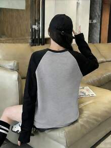 Kaos Wanita Katun Murni Y2K Warna Hitam & Abu-abu Blok Warna Lengan Raglan Motif Kucing Huruf Minimalis Lapisan Dasar Longgar Serbaguna untuk Rumah Sehari-hari, Jalanan, dan Perjalanan Komuter Kerah Bulat Bergaris Unisex untuk Pelajar - Abu-abu gelap - View 2