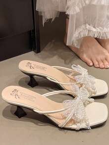 Tacones altos de punta fina con lazo de strass plateado, de tacón alto y delgado, de estilo slip-on - Beis - Ver 7
