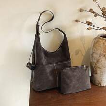 这款两件套包括一个大容量天鹅绒手提包和一个配套手拿包，展现出时尚百搭的风格，非常适合日常通勤。 - 彩色 - 查看 3