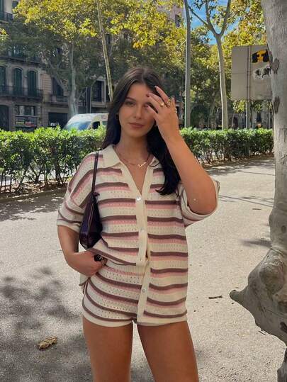 סט שני חלקים סריג בסגנון חופשה וינטג' לקיץ לנשים, קל משקל ונושם, עיצוב חלול, חולצה אופנתית עם פסים מכופתרים בשילוב מכנסיים קצרים עם אלסטיות, מתאים ללבוש יומיומי, חופשת חוף, סגנון רחוב, תאריכי חג, מסיבות חוף, פסטיבלים, תלבושות קיץ ומראות חג אביב