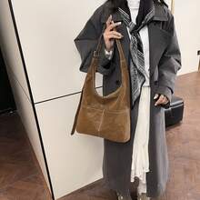 这款两件套包括一个大容量天鹅绒手提包和一个配套手拿包，展现出时尚百搭的风格，非常适合日常通勤。 - 彩色 - 查看 5