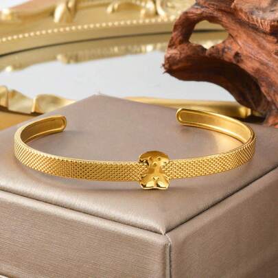 Pulsera abierta de acero inoxidable con textura de oro de 18k y diseño de oso de peluche simple y lindo para niñas, mujeres, uso diario, fiesta, escuela, vacaciones y como regalo de cumpleaños