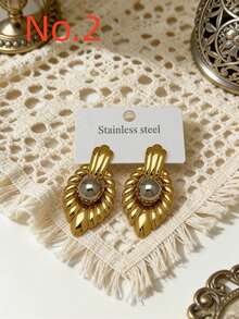 Conjunto de 12 brincos femininos com design geométrico assimétrico em tons de ouro e prata, banhados a ouro 14K. Brincos grossos minimalistas em formato de coração, retangulares, com textura enrugada e pérolas. Joias perfeitas para o verão, praia e uso casual diário. Brincos de aço inoxidável. - Multicolorido - Ver 7