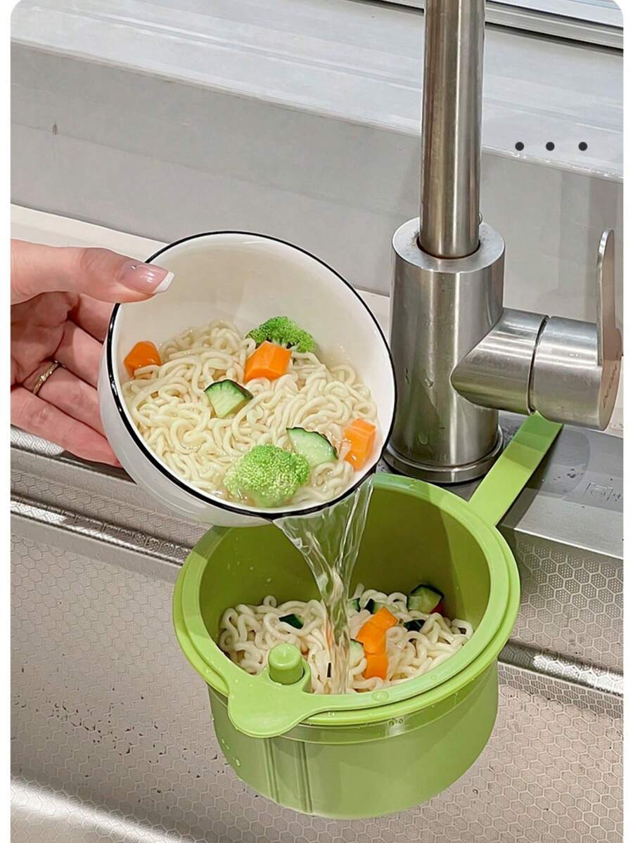 1个多色塑料悬挂式水槽滤篮，带可拆卸滤网，圆形设计，用于沥干食物残渣和水果，是日常厨房使用的理想之选。