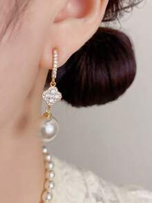 1对奢华时尚百搭锆石四叶花珍珠吊坠耳环，精致个性化优雅高端闪亮耳环批发，花朵珍珠耳环 - 珍珠四葉草耳環 - 查看 2